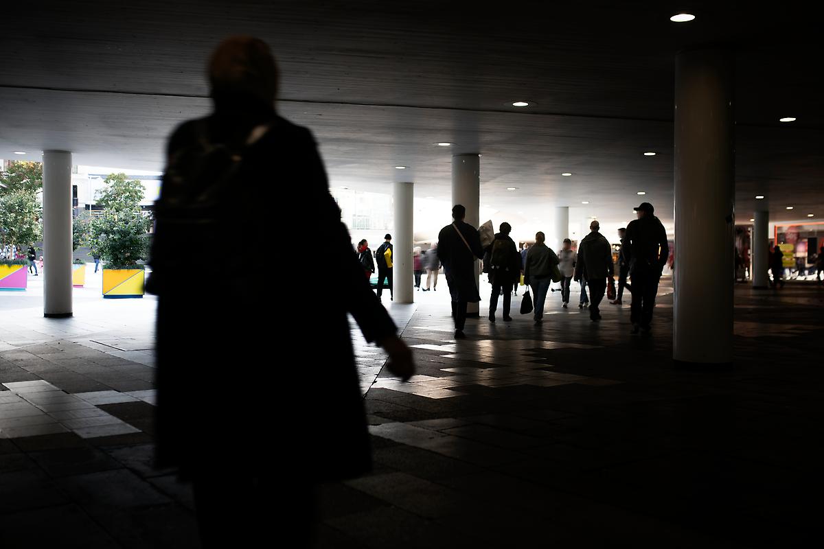 Foto av ungdomar i gångtunnel sent på kvällen.